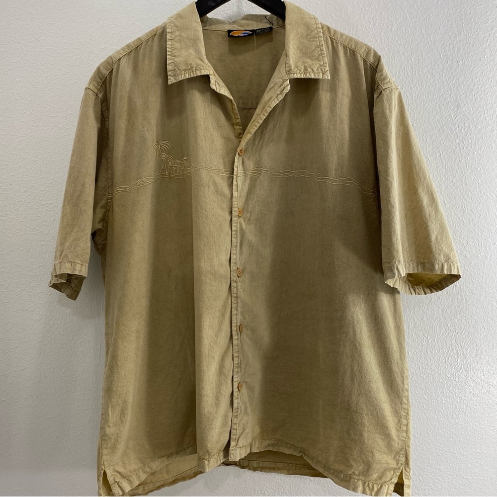 RS surf XL button down short sleeve shirt.